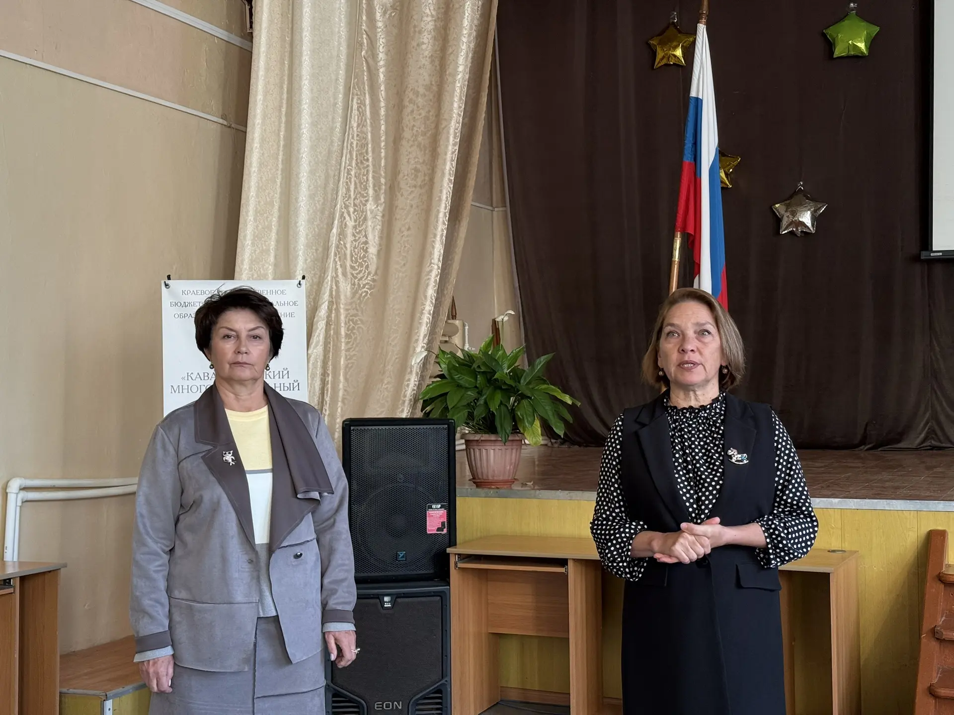 Понедельник в колледже начался с традиционной линейки и прослушивания гимна. 🇷🇺
