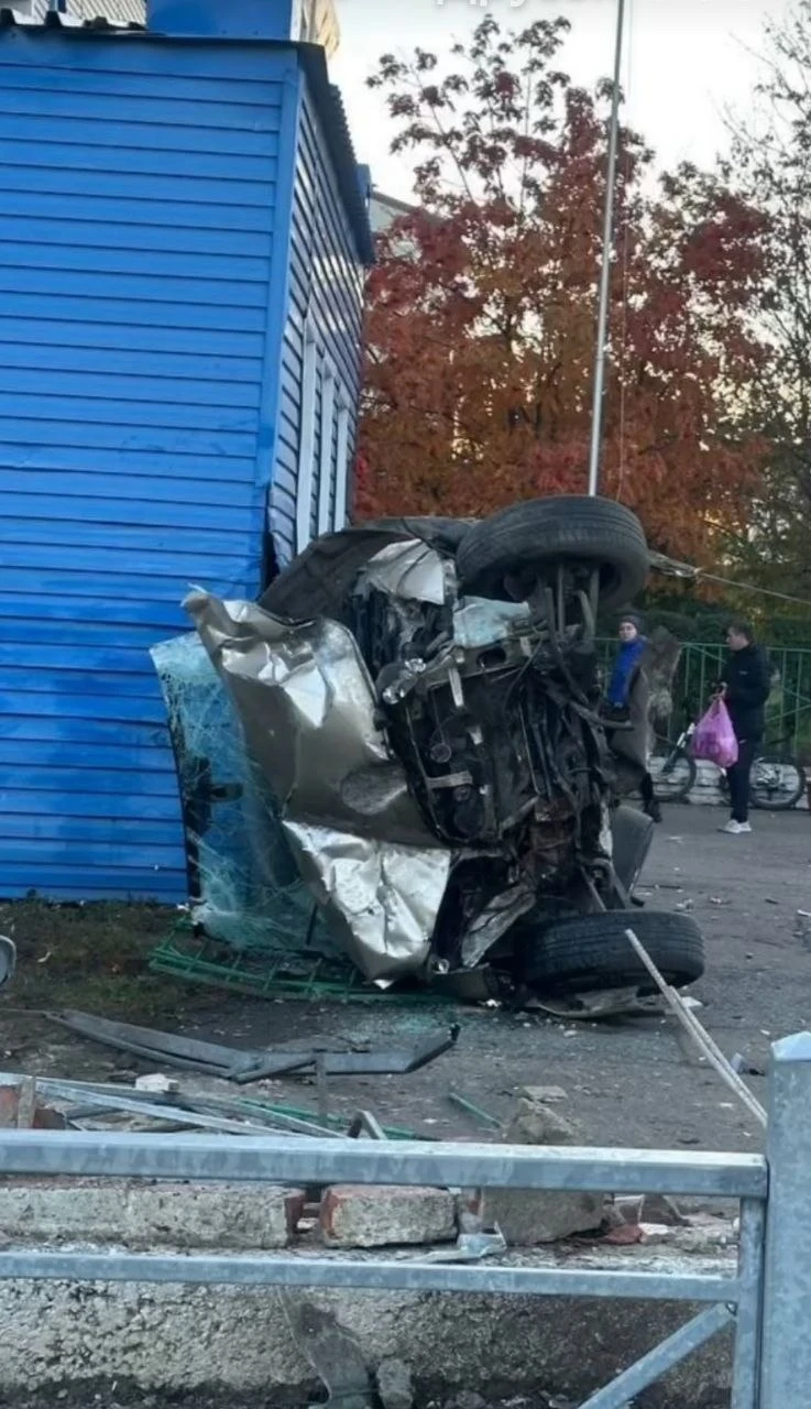 🚨В Омске машина въехала в здание школы №65