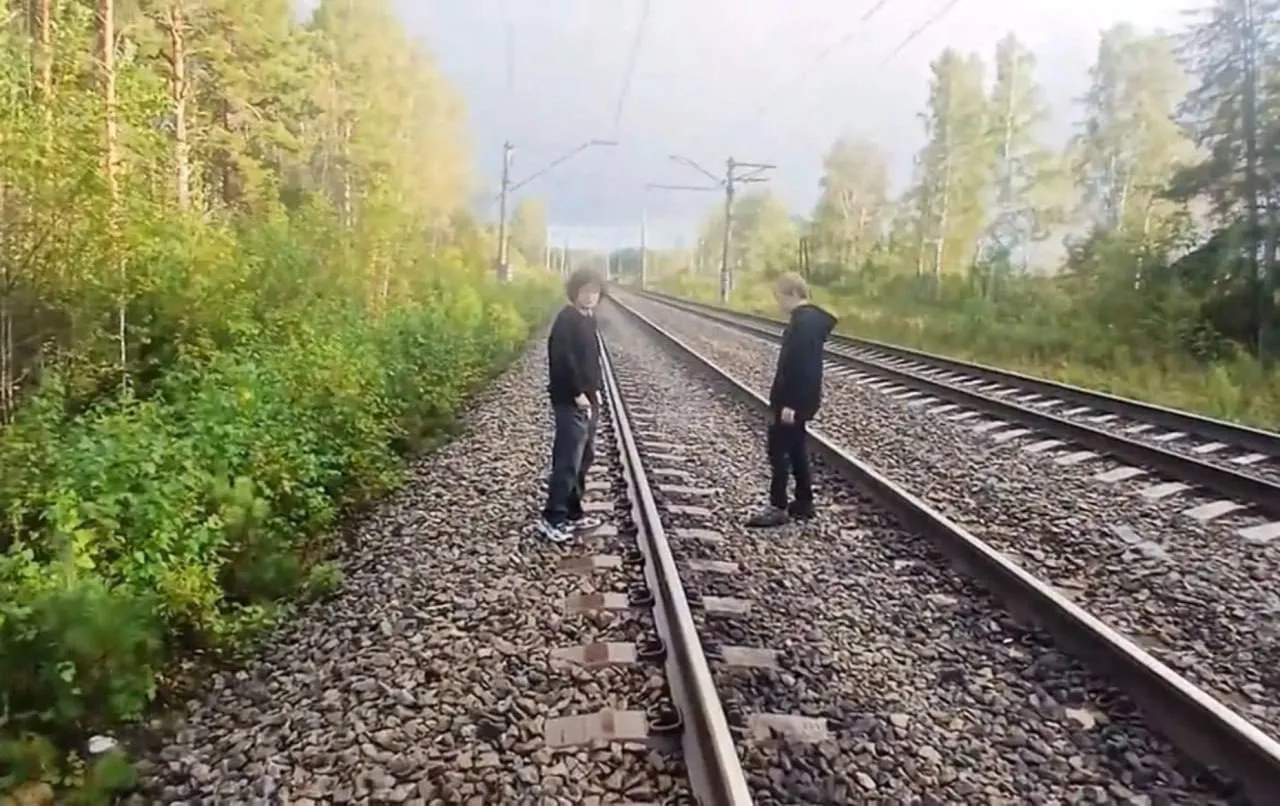 Тагильские школьники ради видео положили камни на рельсы.