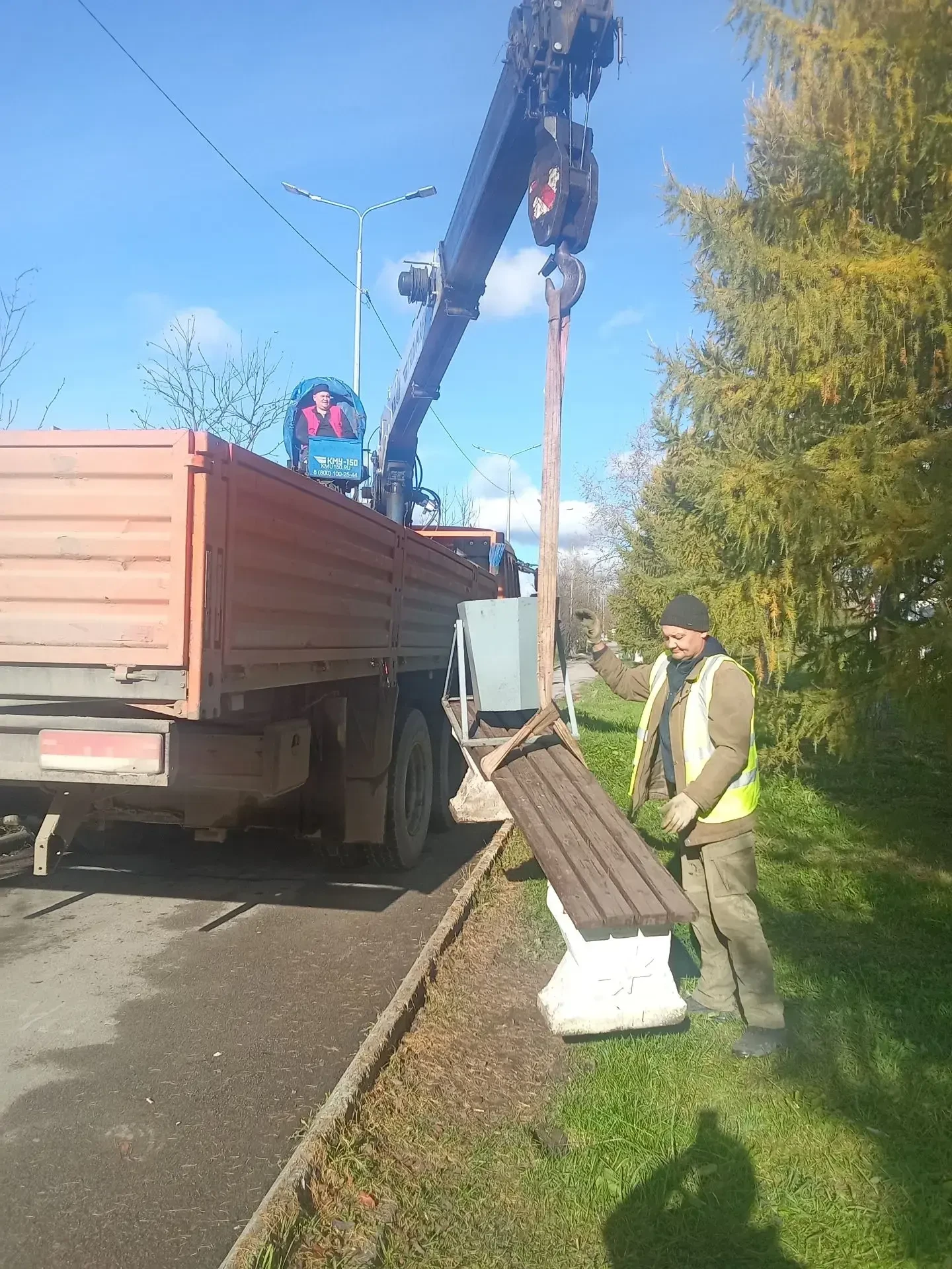🧹🗑Управление благоустройства убирает опавшую листву и мусор с обочин, выполняет подме...