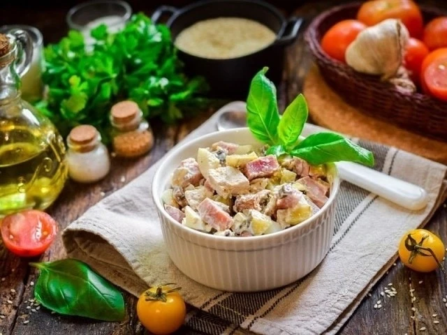 Сaлaт c куpицeй, шaмпиньoнaми и мapинoвaнными oгуpцaми
