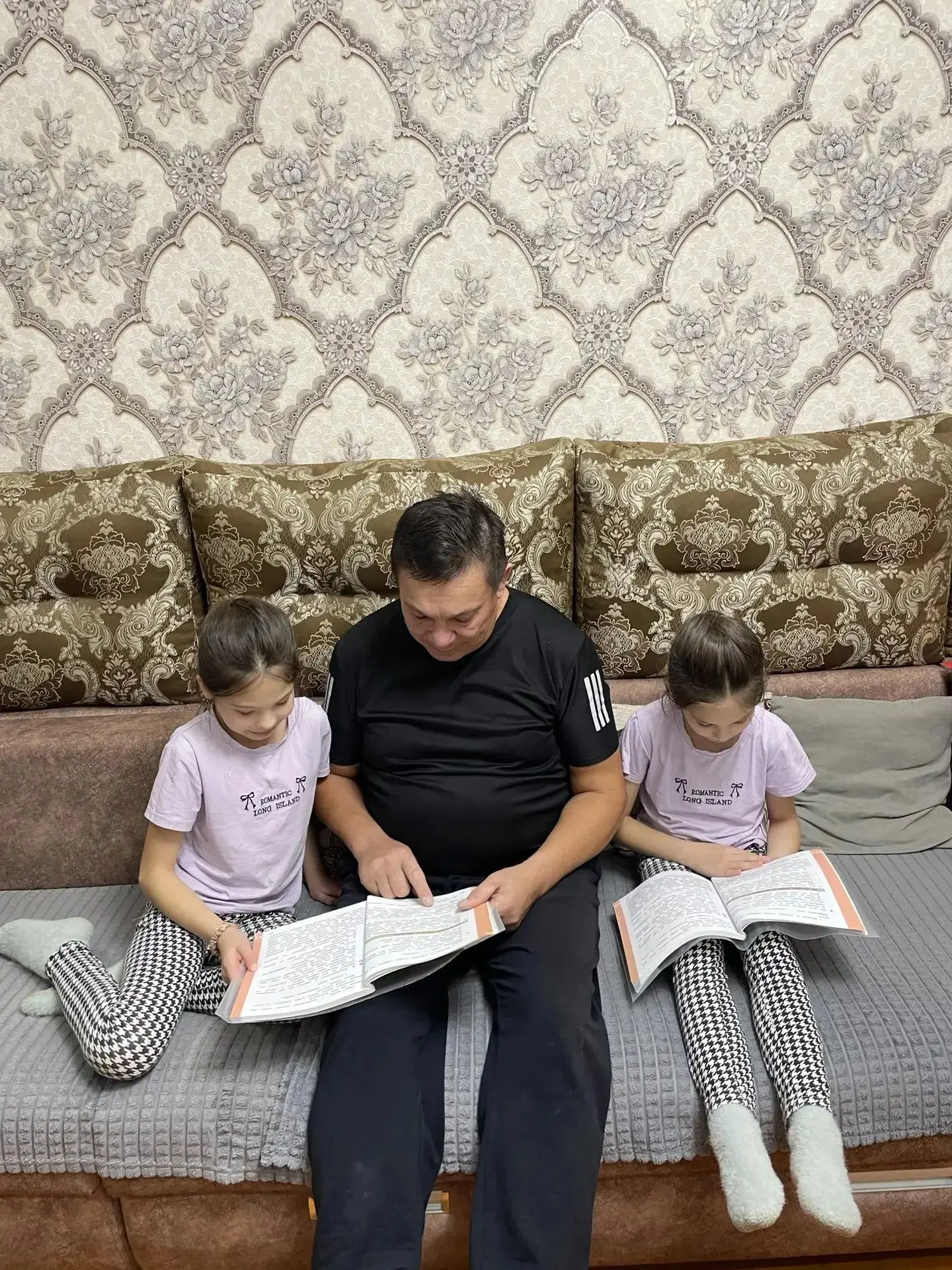 Наш папа самый лучший! Он самый сильный, нежный, весёлый и добрый! Мы очень его любим!