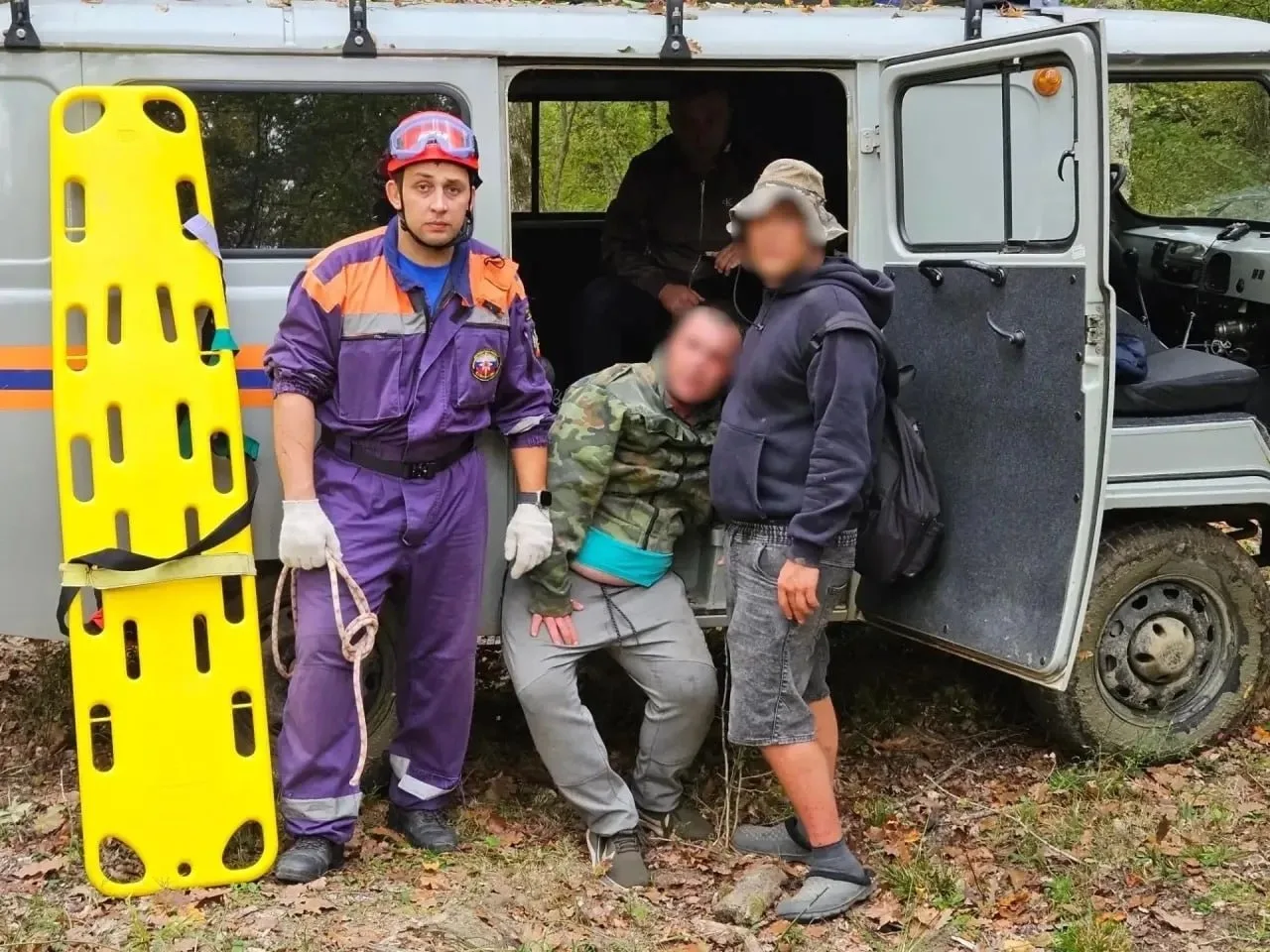 Спасатели нашли мужчин в ущелье
