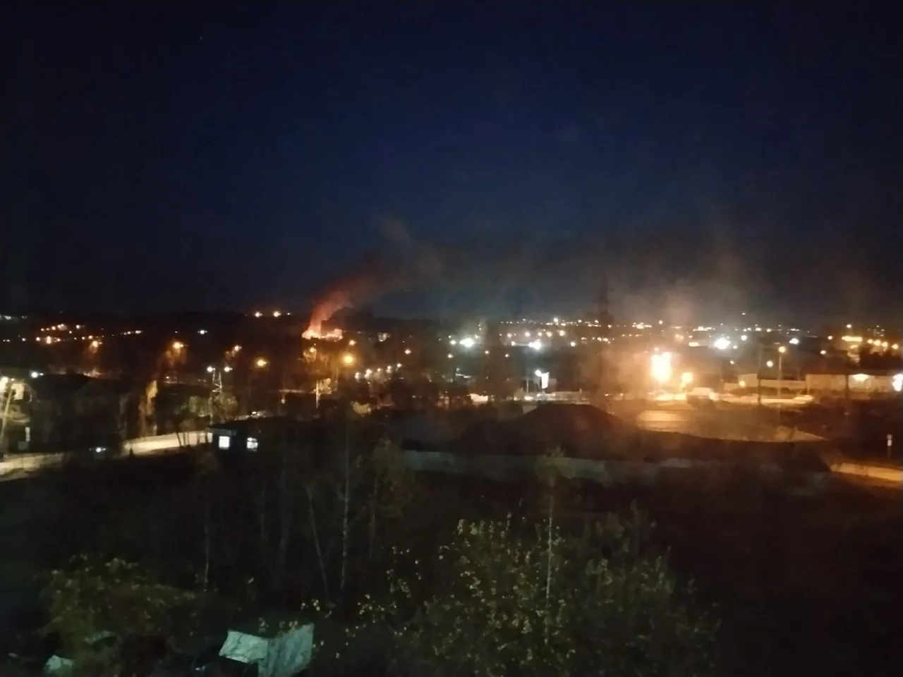 🔥 Дым от пожара на Лебяжке добрался до центра Нижнего Тагила