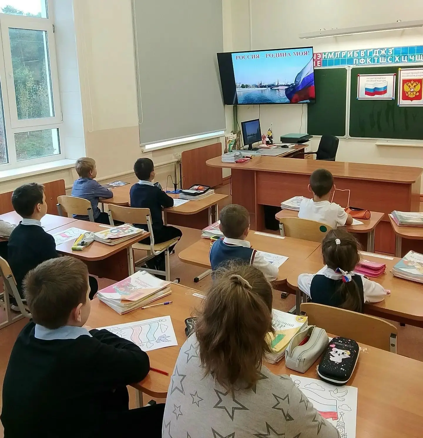 7 октября в рамках проекта «Я – гражданин России!» в 1 «А» классе проведено занятие «На...