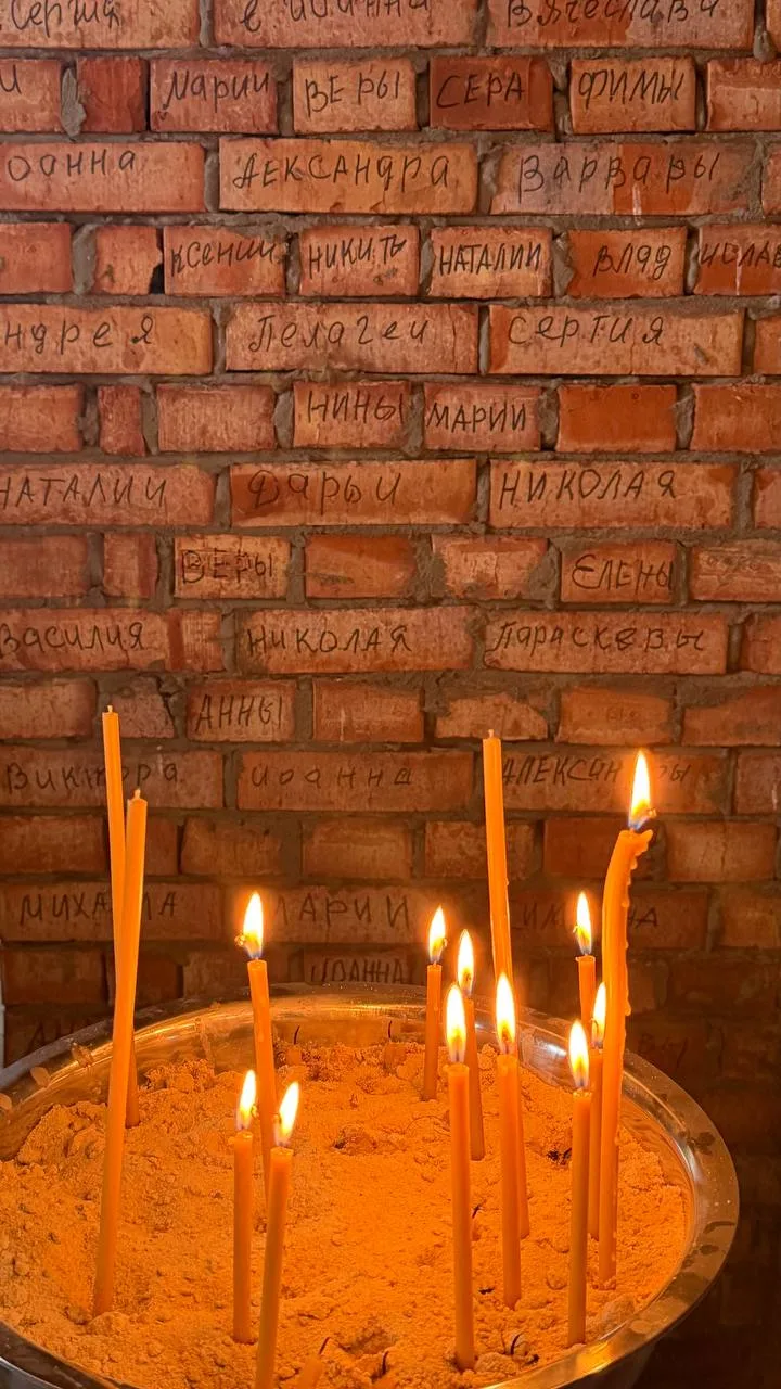 Видите имена написаны на кирпичах? У нашей семьи тоже есть такие именные кирпичики в эт...