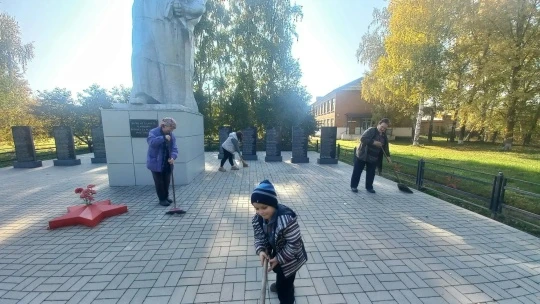 В ходе субботника была проведена уборка памятника и прилегающей территории.