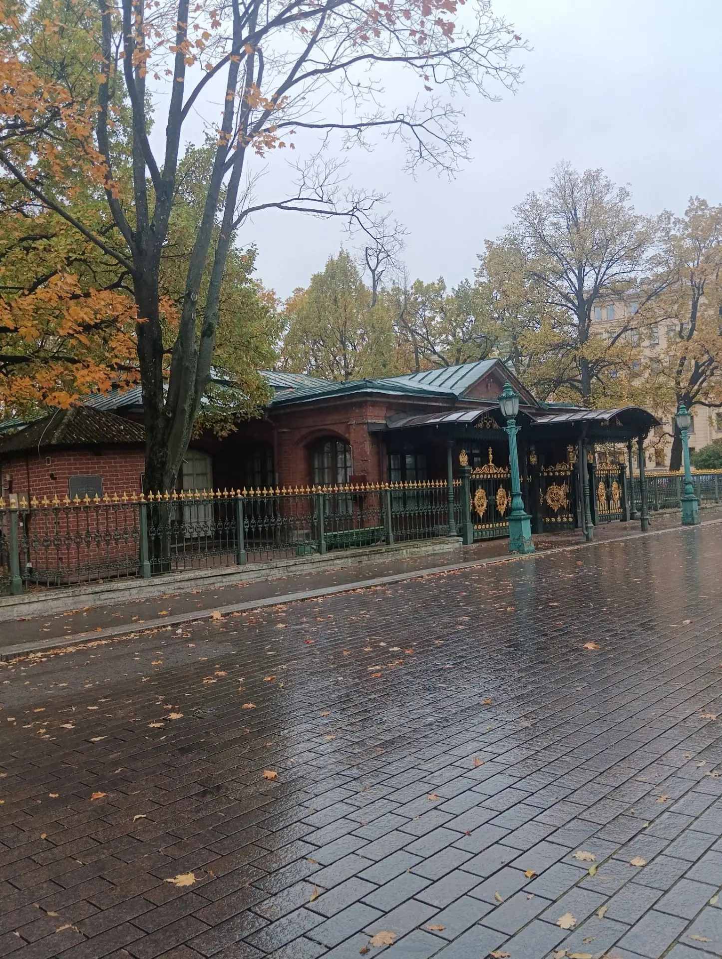 Давно хотела дойти до домика Петра. Сегодня, наконец, дошла.