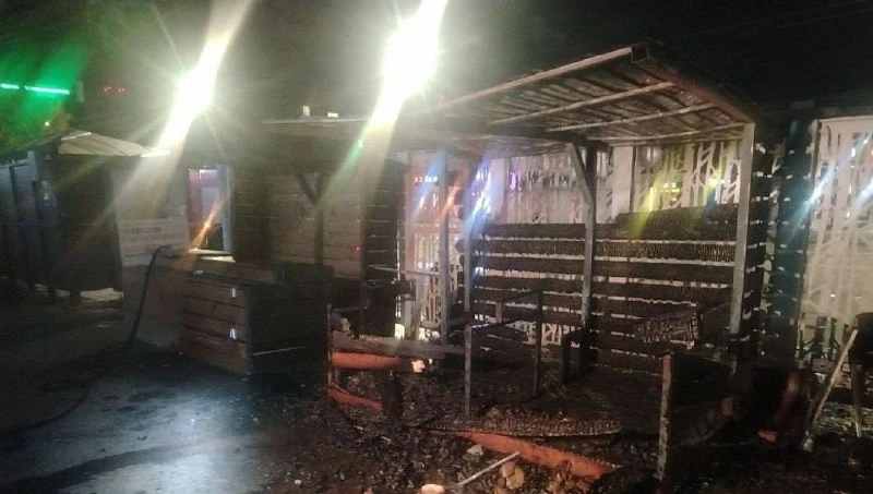 Два деревянных прилавка сгорели ночью у ГорДК в Красноярске.