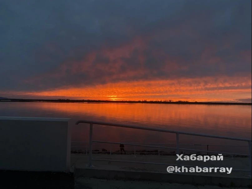 И вечерняя красота. Хабаровские закаты у Арены "Ерофей" от нашей подписчицы 👍