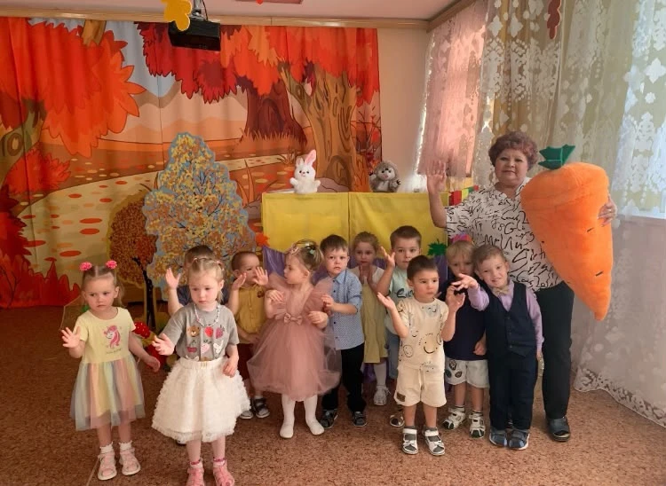 Тёплый осенний день в нашем саду начался с праздника в группе « Сказка»-«Клубочки осени».