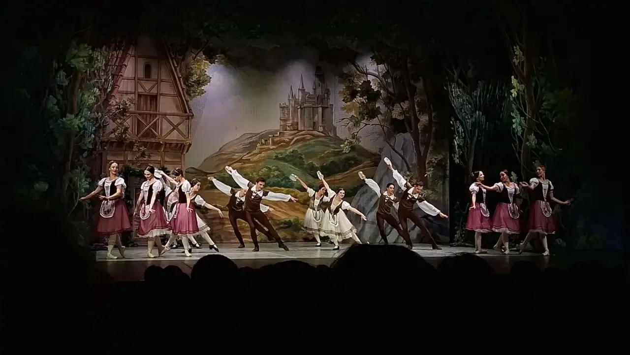 🎉 В Большом зале КЗ «Нальмэс» прошёл показ балета «Жизель» Русского классического теат...