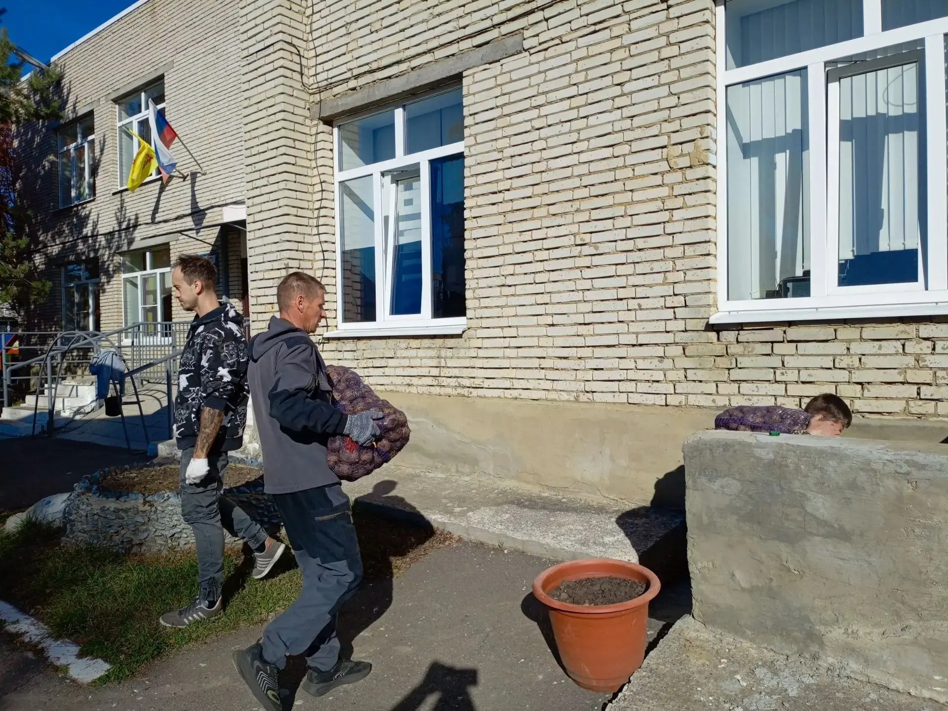 Трудовой десант в действии! 💪🥔Сегодня в нашем детском саду высадился настоящий «Трудо...