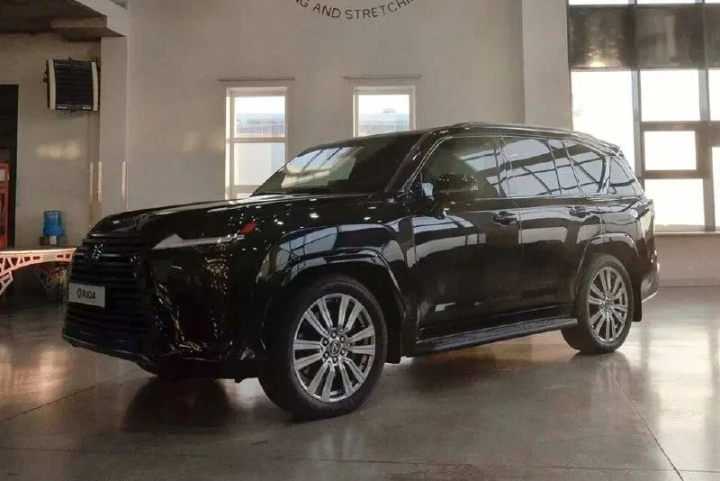 На портале "Авто.ру" появилось объявление о продаже бронированного Lexus LX 2026 года в...