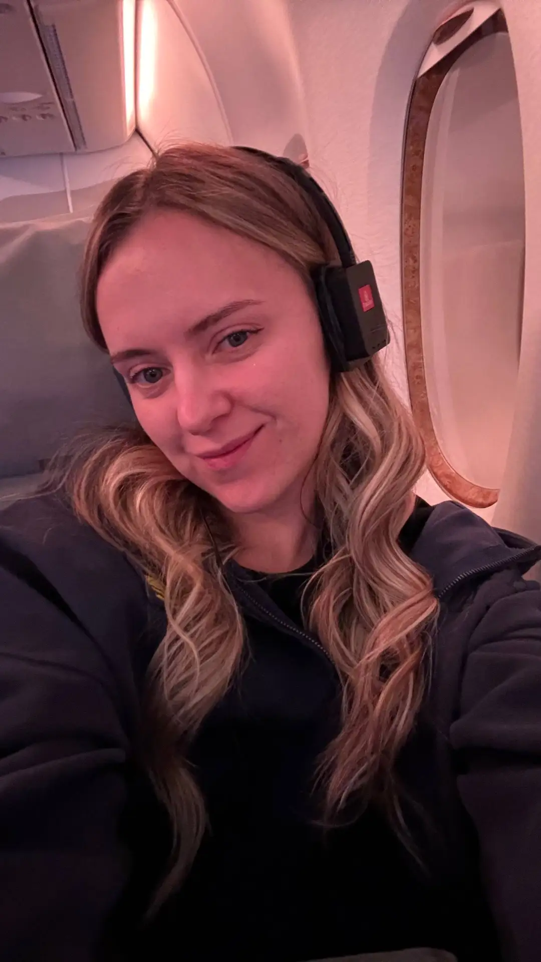 Сегодня ночью я прилетела в Дубай на Emirates A380, и Здесь на два ряда иллюминаторов: ...