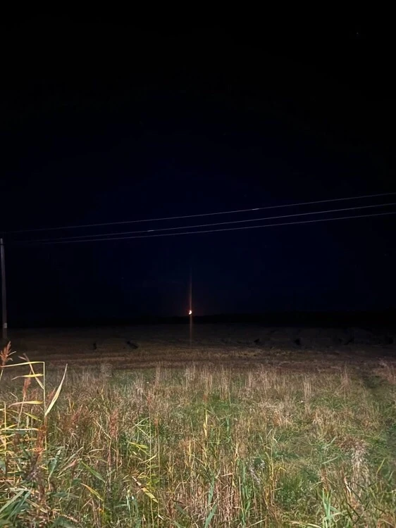 Какой сегодня необычный месяц! Смотрим заворожённо. 🌙