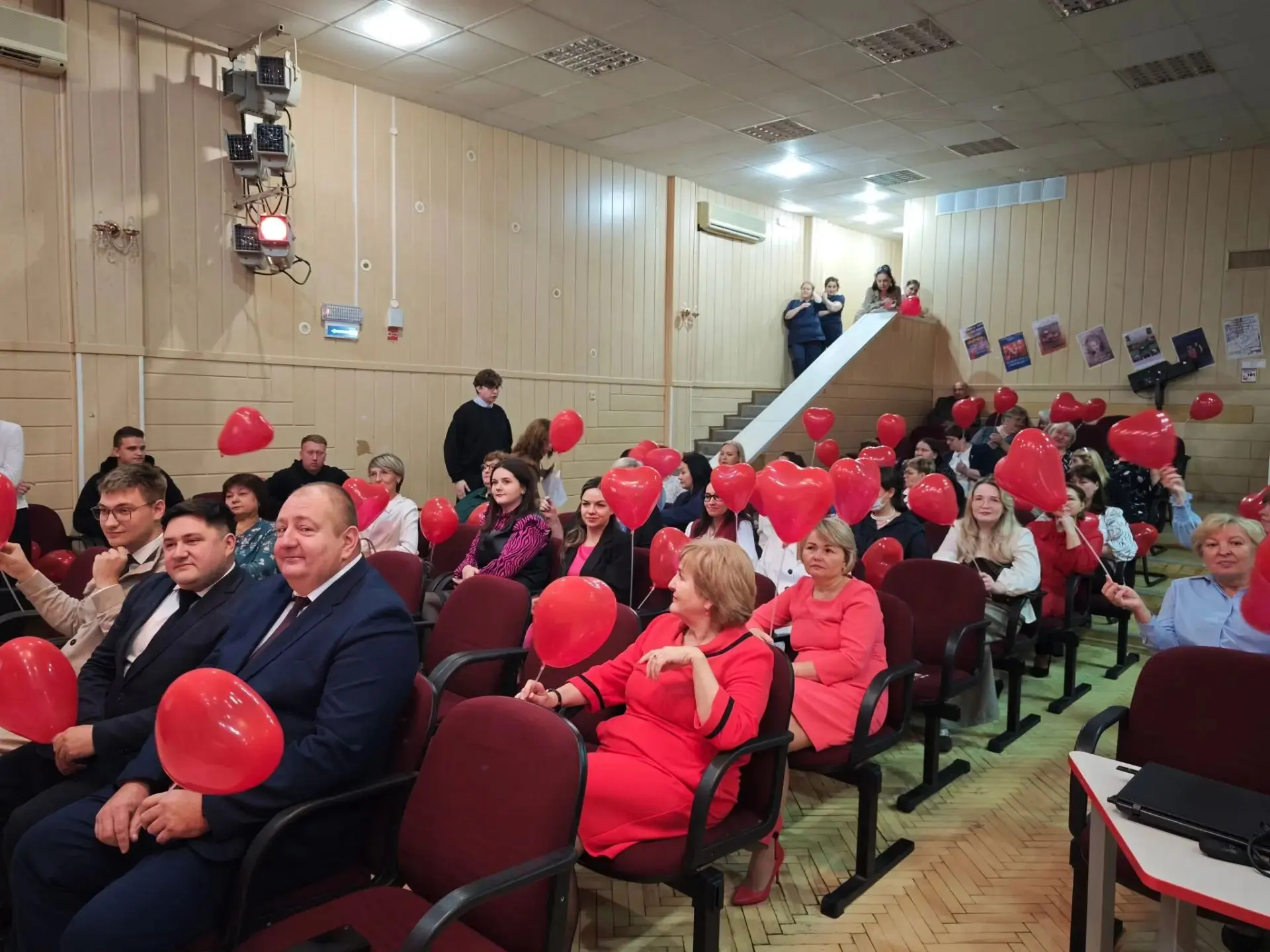 🎵Музыка звучать не перестала.