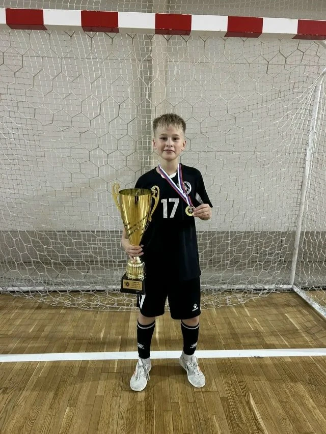 Ученик 5 «З» класса, Петухов Филипп, в составе своей команды МФК «Виз Синара».