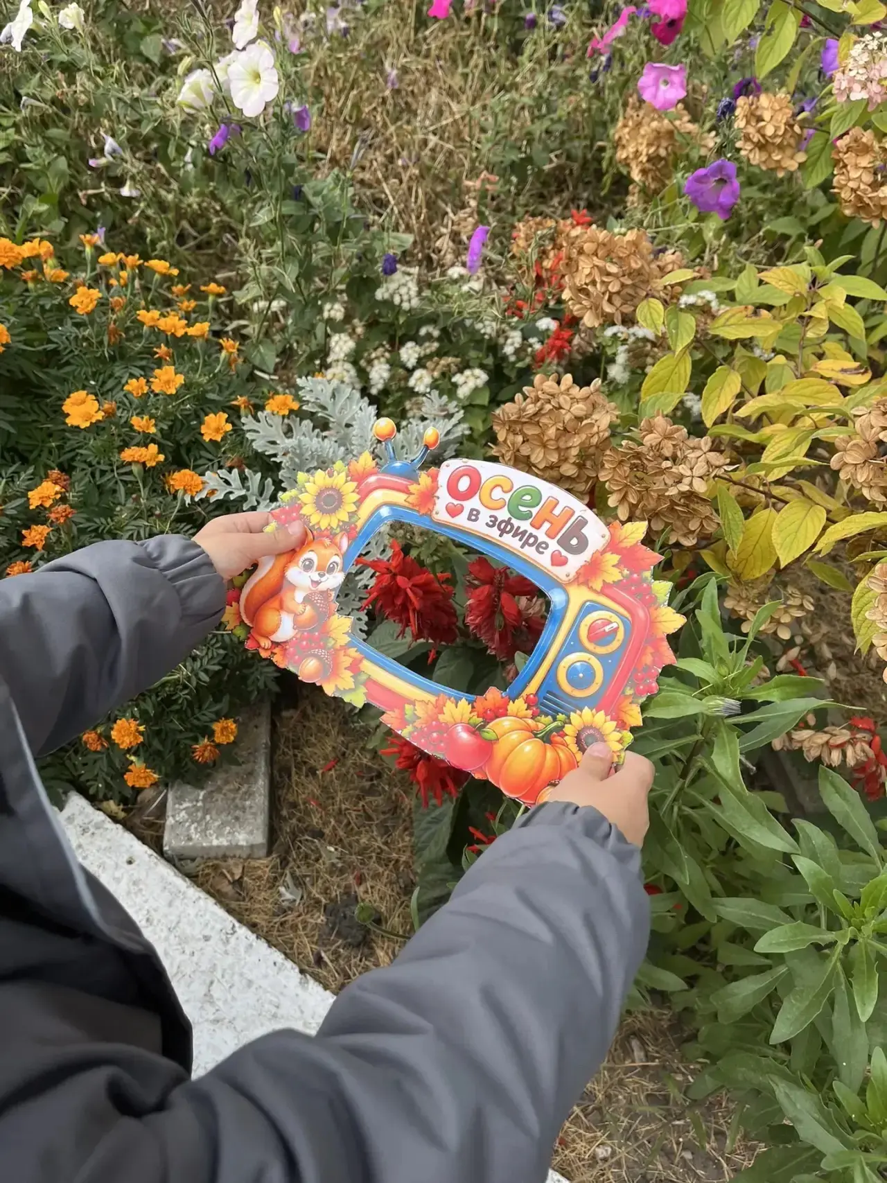 Сегодня на прогулке наши малыши из группы Пчёлки🐝 примерили на себя роль настоящих фот...