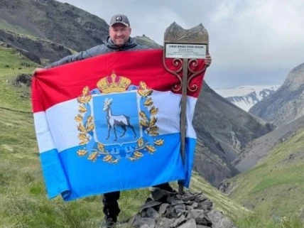 Самарец Алексей Жирухин установил флаг региона на самой южной точке России