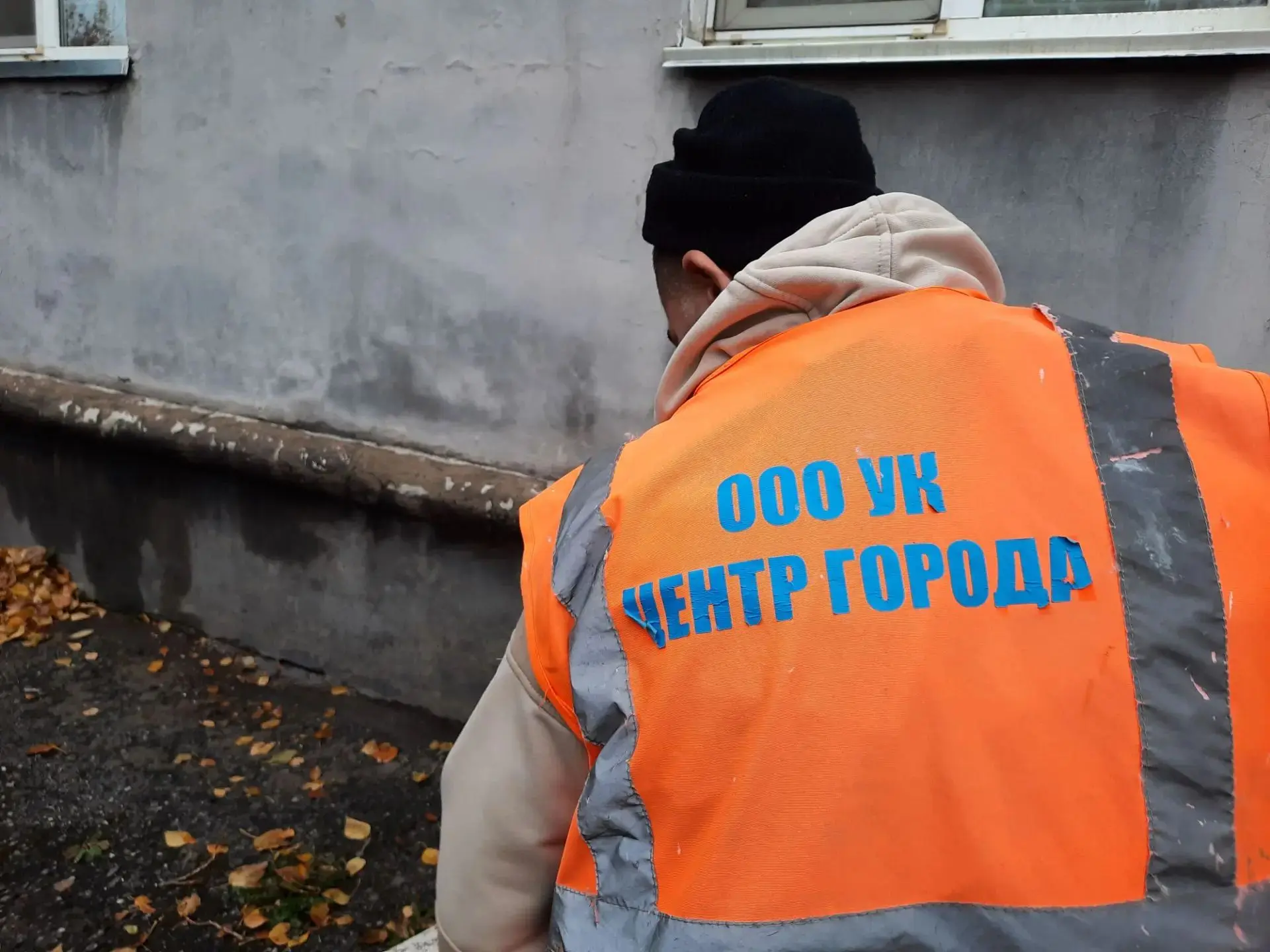 🌧️Несмотря на сырую погоду, наши сотрудники продолжают ежедневную уборку придомовых те...
