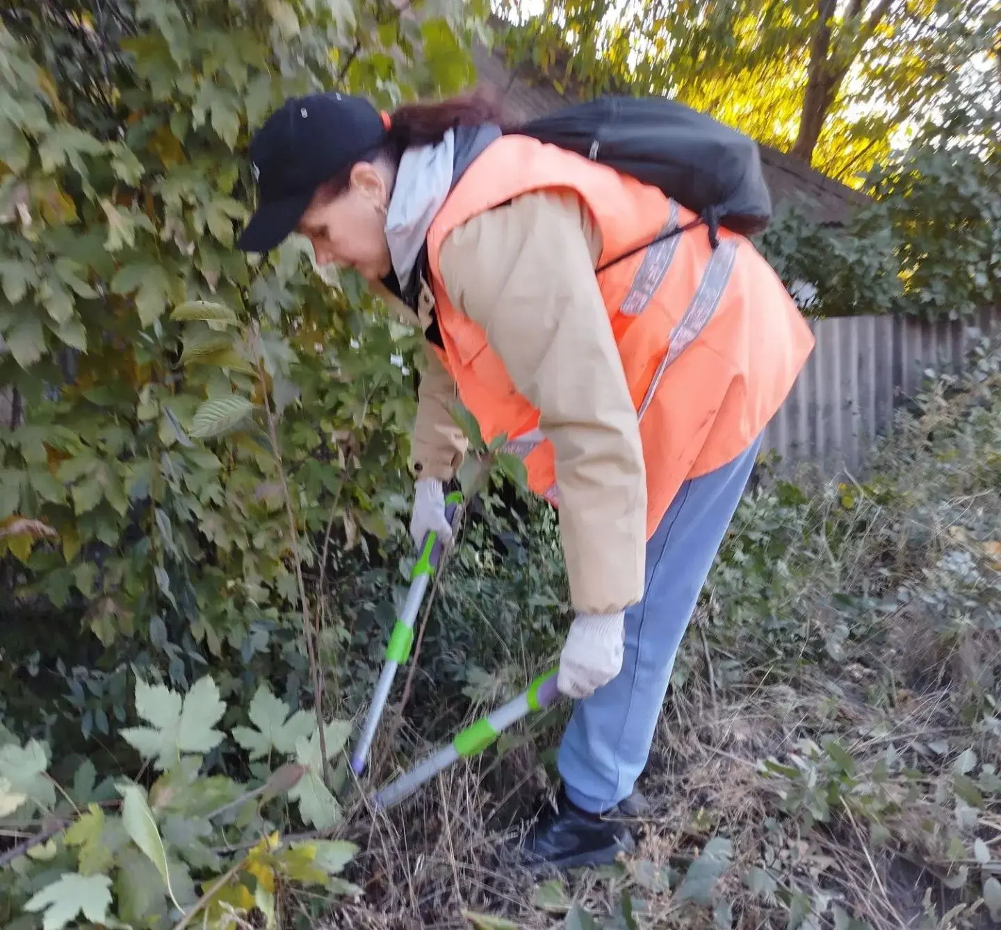 Коммунальщики Снежного продолжают благоустраивать территории общего пользования