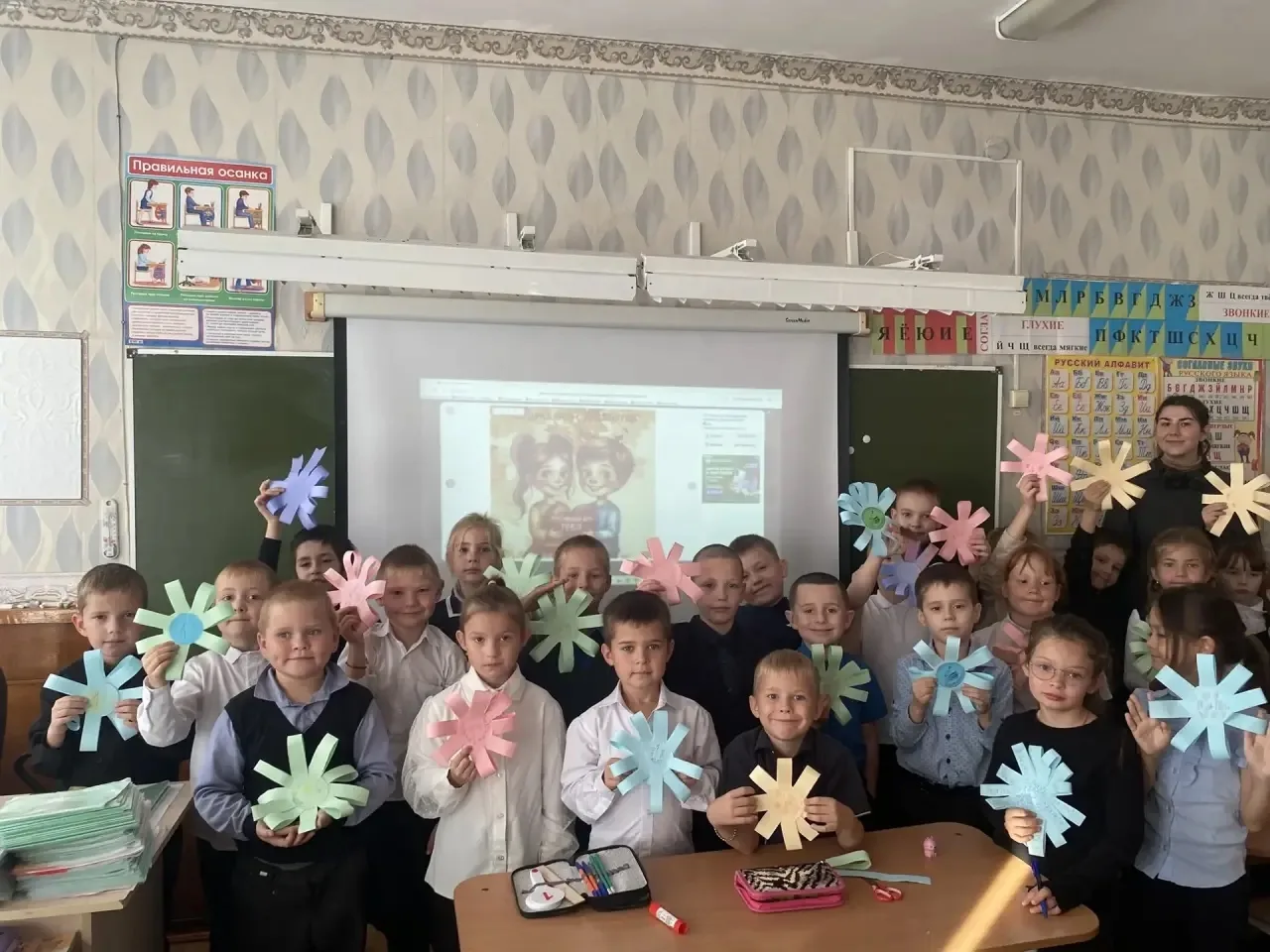 Маленькие шедевры для больших героев: в 1 Б поздравили пап! 👨‍👧‍👦