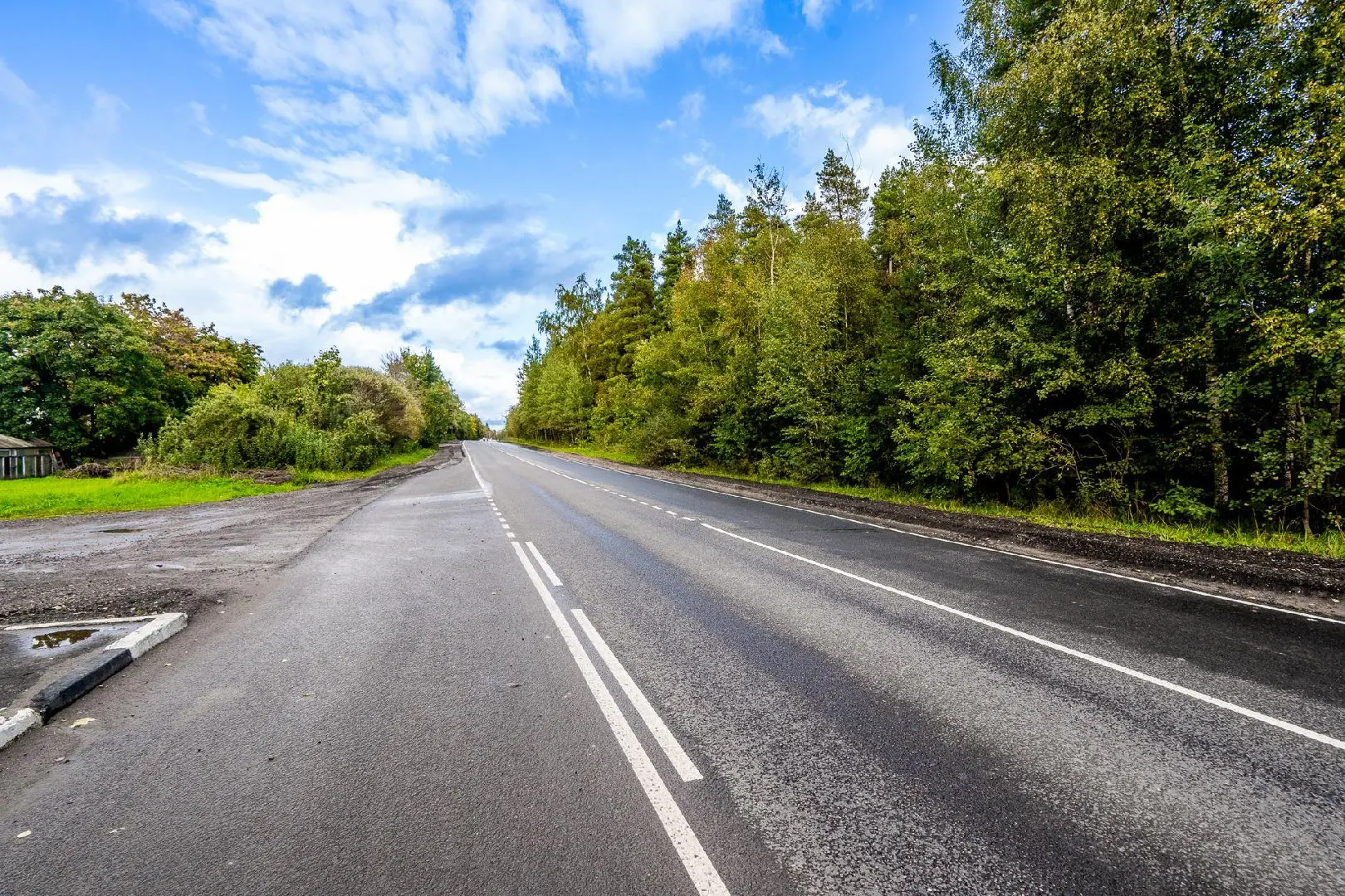 🚧 В 13 населенных пунктах Ленинского округа привели в порядок дороги.