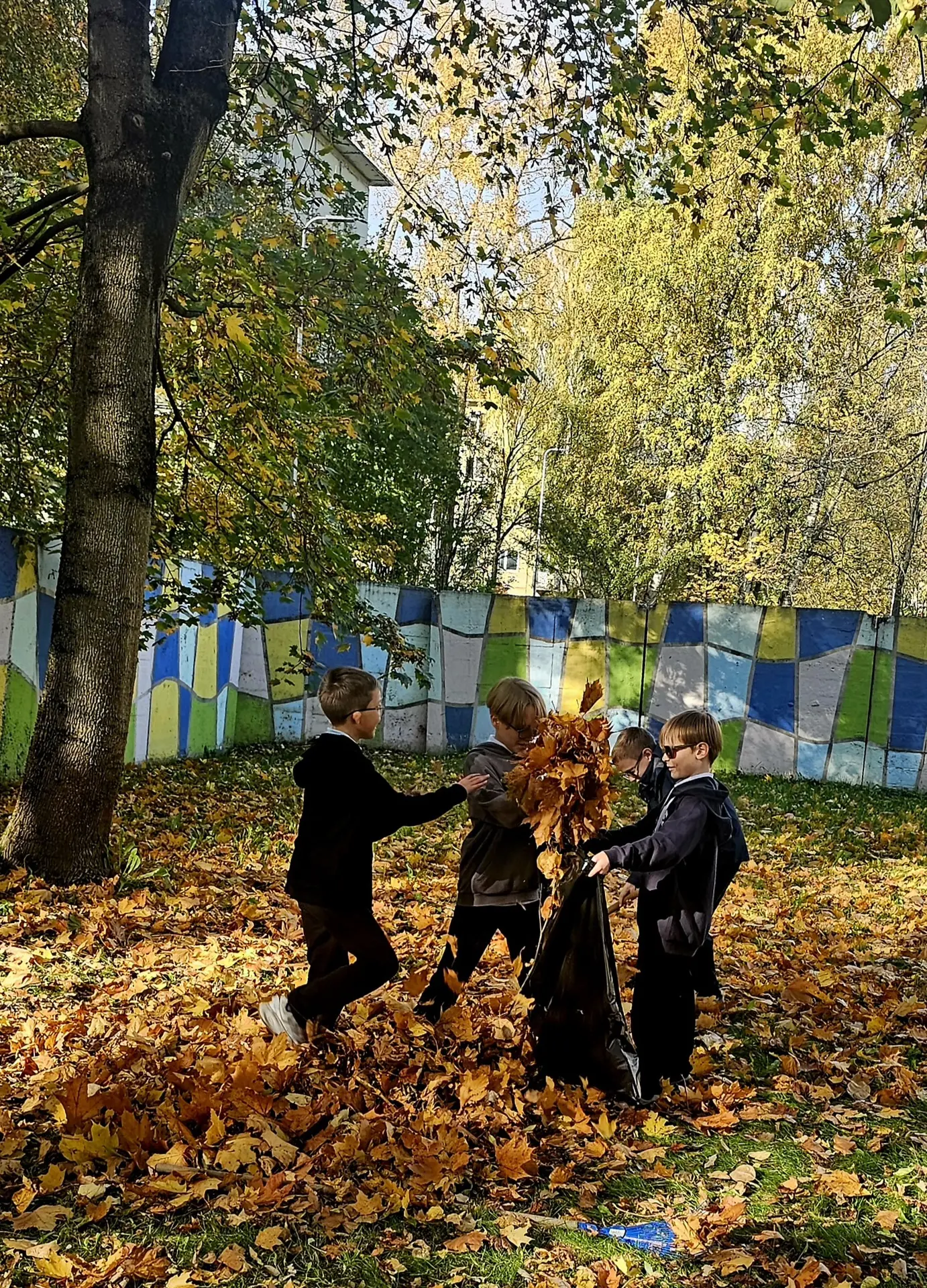 🧹🍂 Прошлую неделю ученики 4 доп. б класса завершили полезной активностью, устроив неб...
