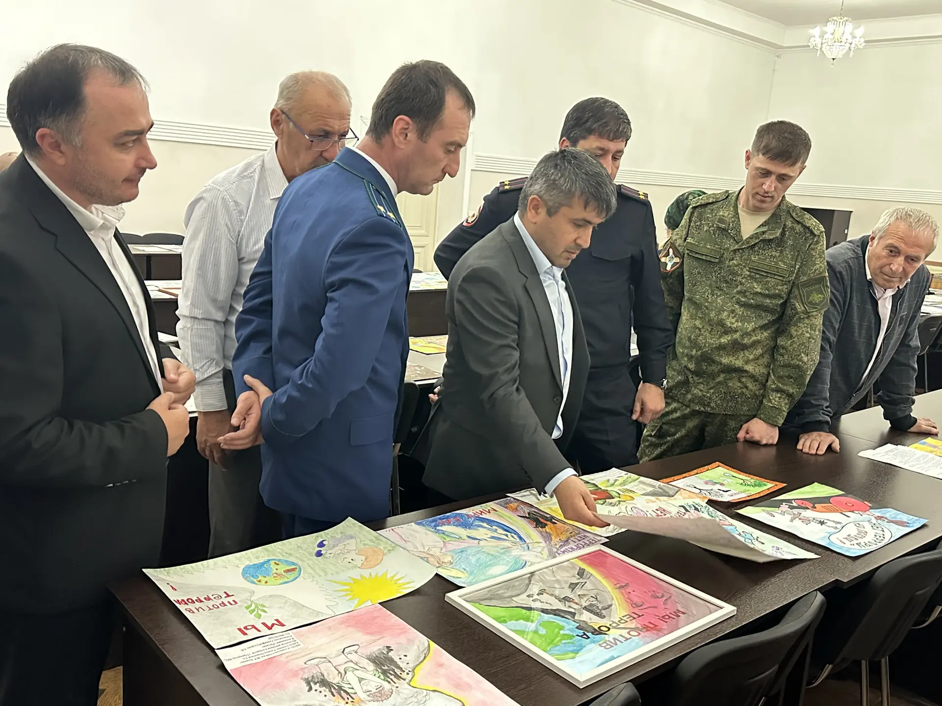 В Табасаранском районе подвели итоги конкурса среди учащихся школ на лучший рисунок «Те...