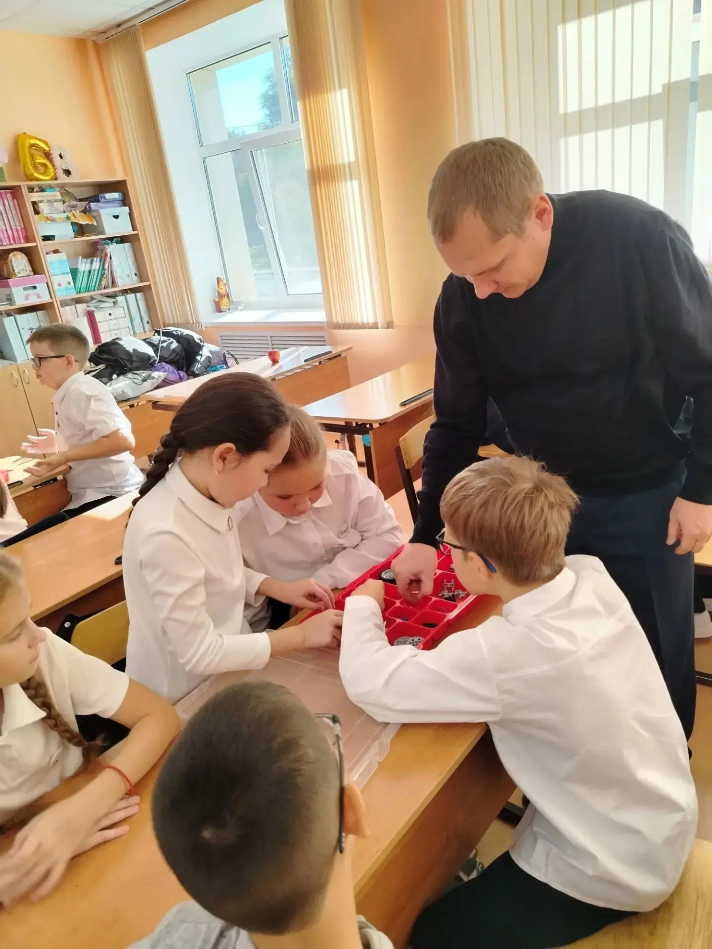 У учащихся 4б класса прошёл необычный урок — они объединили трудовое занятие с основами...