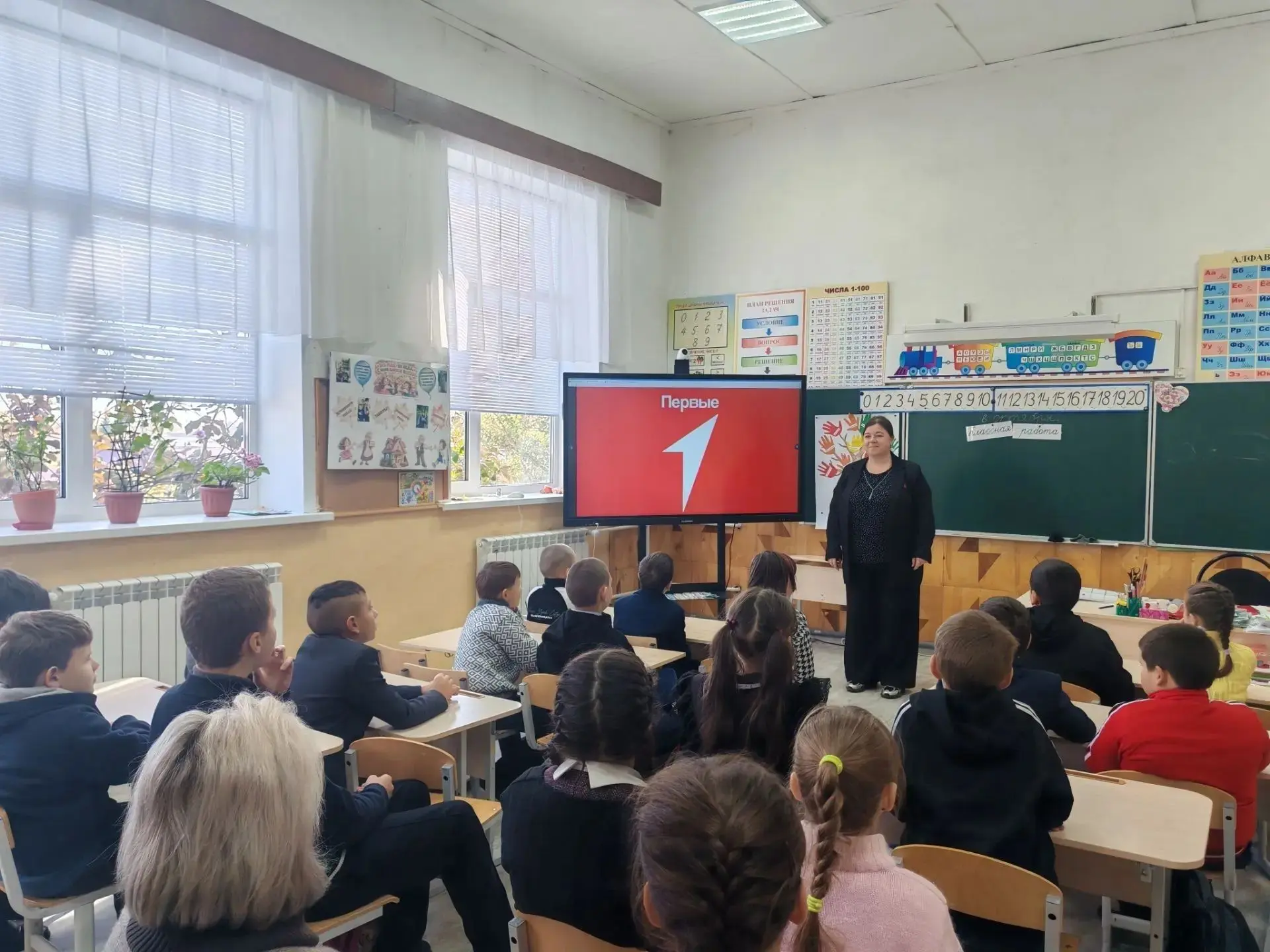Движение Первых и Tele2 дарят подарки первоклассникам!