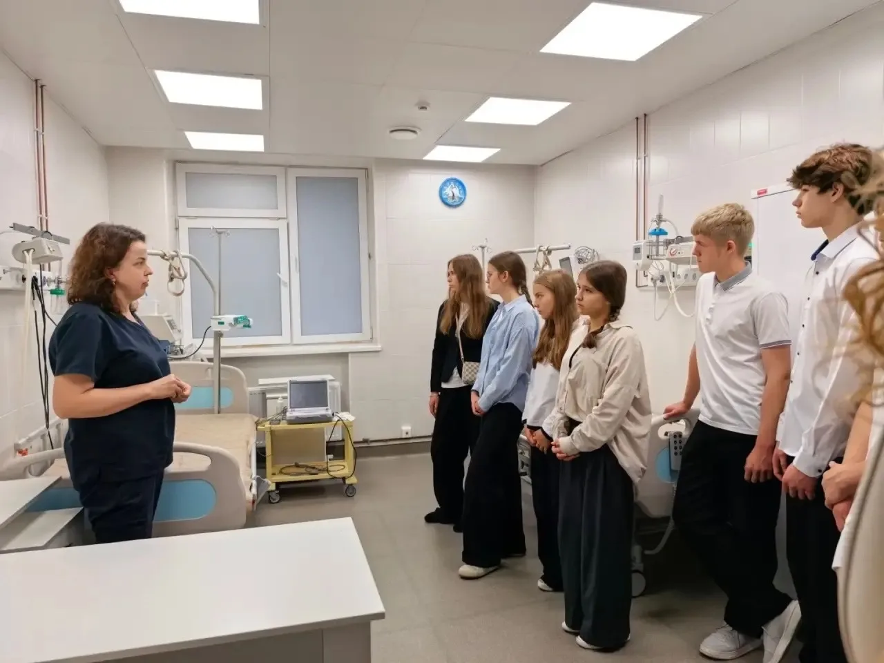 Новгородский школьники познакомились с работой перинатального центра