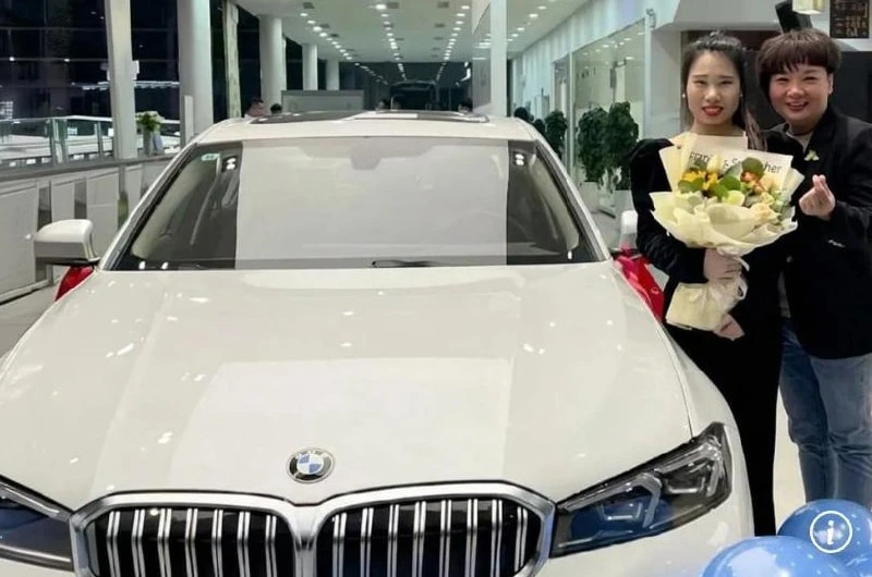 Начальница в Китае подарила сотрудникам новые BMW после того как увидела что они ездят ...