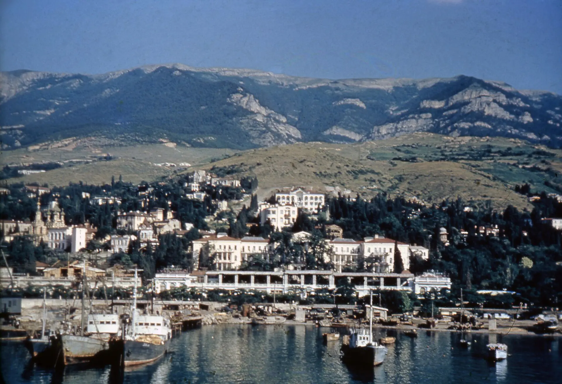 Порт в Ялте, запечатлённый на фотографии 1956 года Томаса Тейлора Хаммонда, демонстриру...