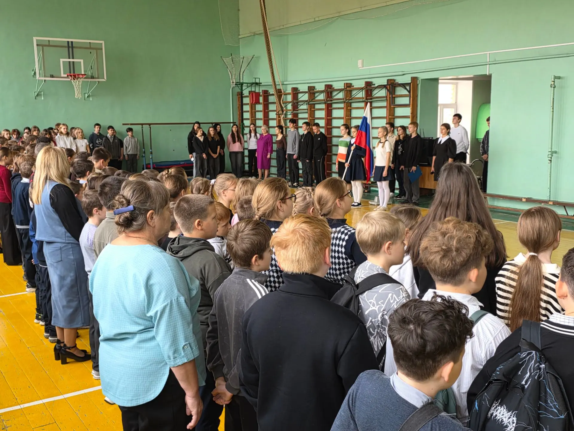 🎉 Неделя в школе началась с традиционной линейки — с выносом флага и исполнением Гимна...