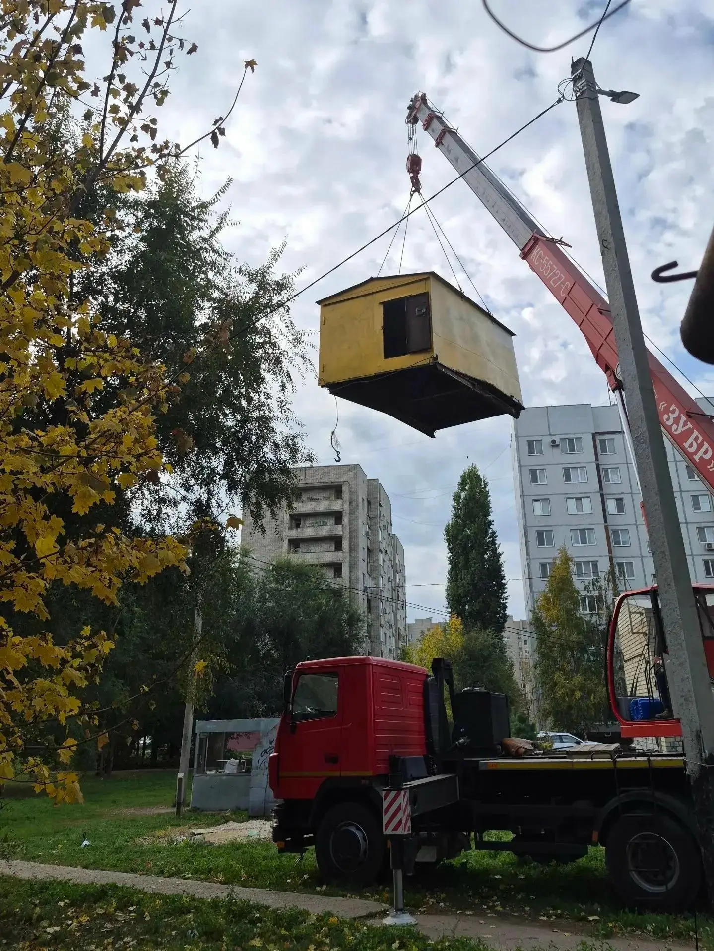 Металлический гараж убрали от девятиэтажки в Балаково