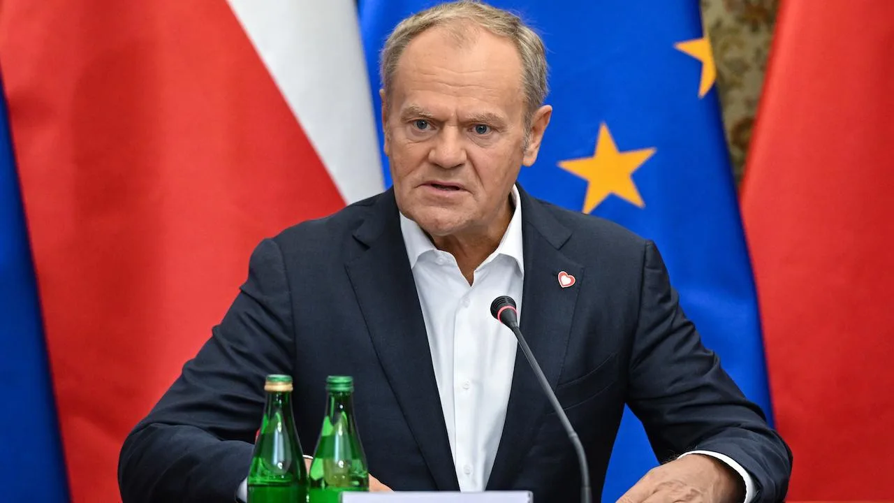 Власти Польши заявили, что на премьер-министра Дональда Туска и министра обороны Владис...