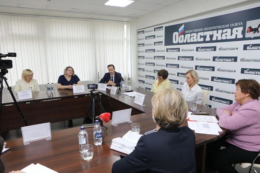 Подготовку и поддержку педагогических кадров обсудили на круглом столе в пресс-центре г...