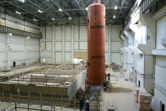 На строительной площадке энергоблока БРЕСТ-ОД-300 в Северске установили два сепаратора-...