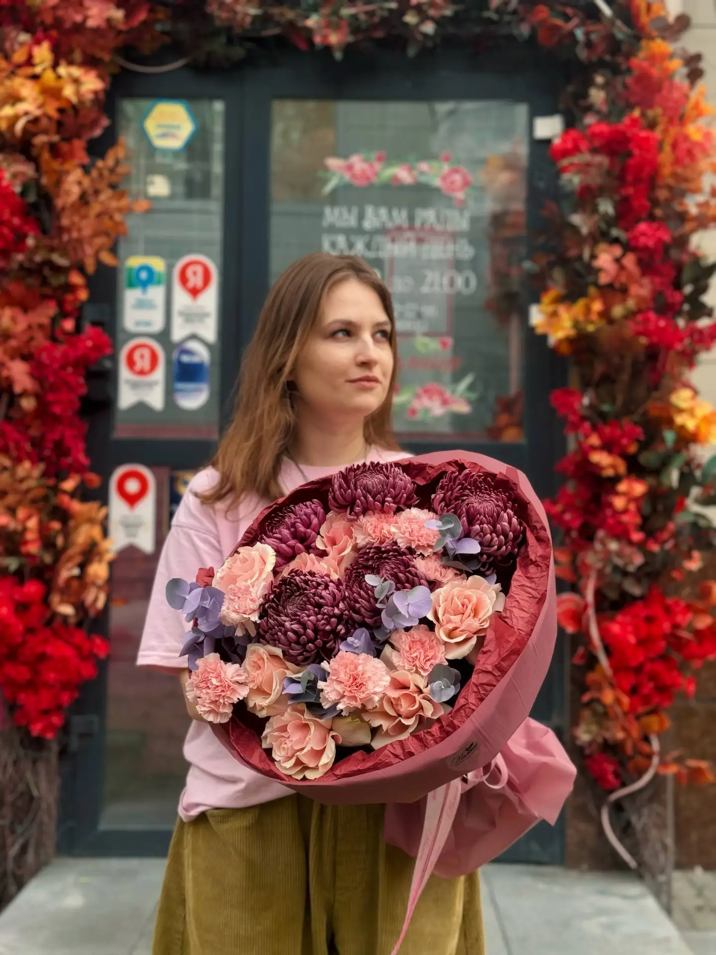 Нежные розы, воздушные гвоздики и роскошные хризантемы в глубоких оттенках черешни — со...