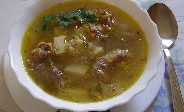 Гpечневый сyп с куриными жeлyдочками