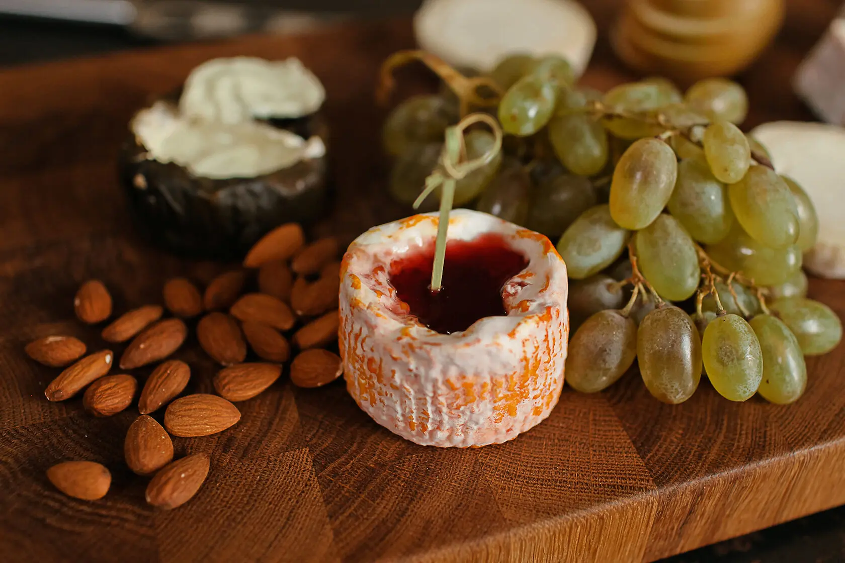 Лангр (Langres) — это французский мягкий сыр из непастеризованного коровьего молока с о...