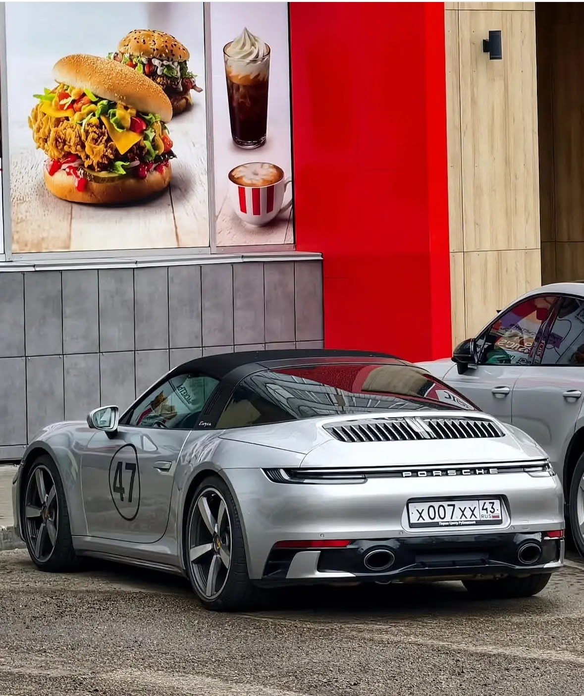 🚘 В Кирове засветился Porsche 911 Targa с «шпионским» номером