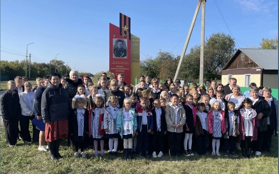 В Калиновке Карасукского округа открыли стелу памяти Героя Советского Союза Якова Орлова.