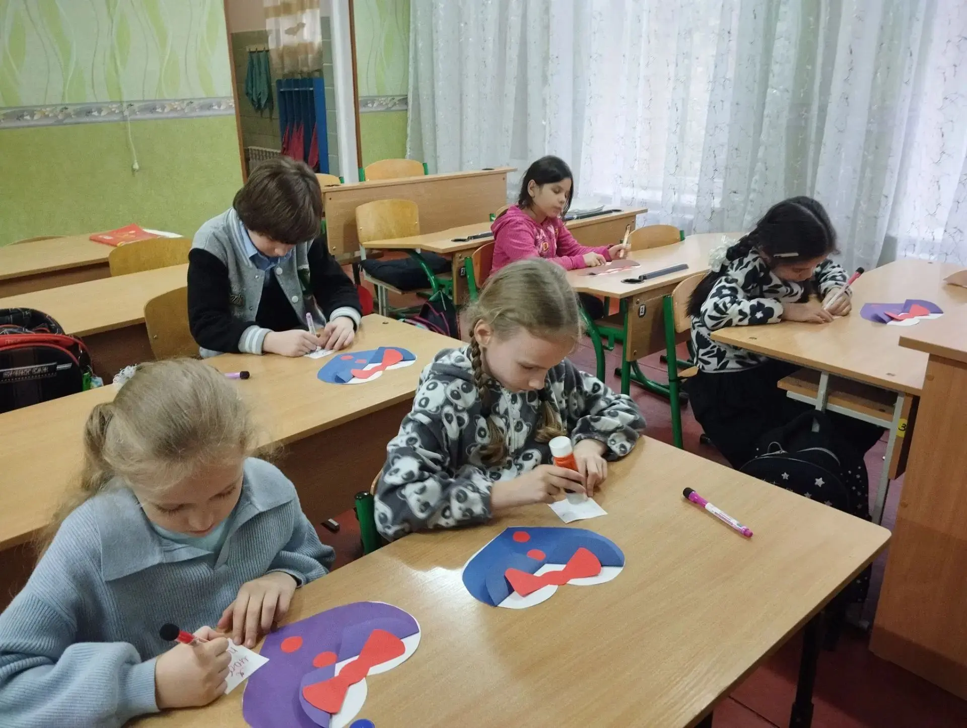 Сегодня дети 1-Б класса приготовили поделку для папы ко Дню отца.