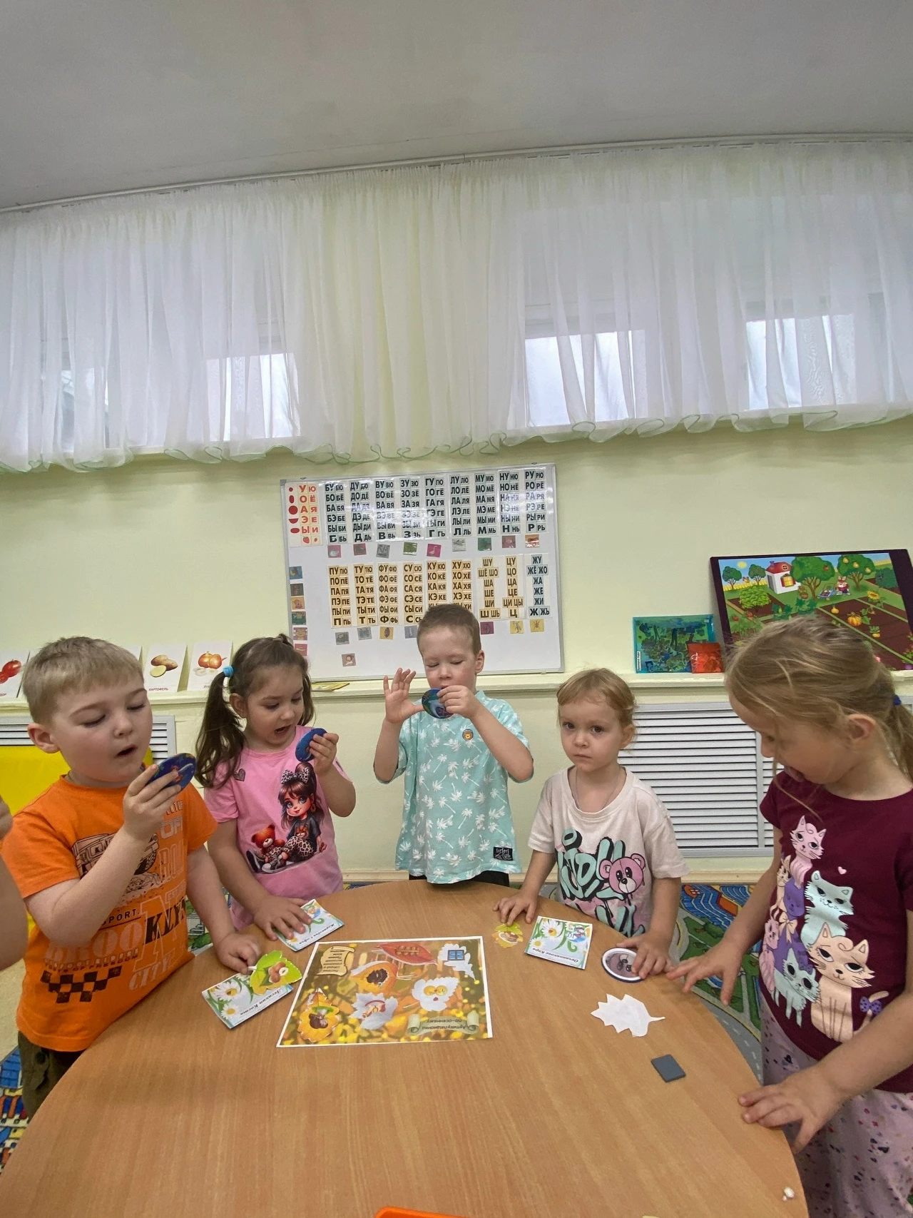 На кружке «Речецветик» у ребят постарше (4-5 лет) было очень насыщенное и веселое занят...