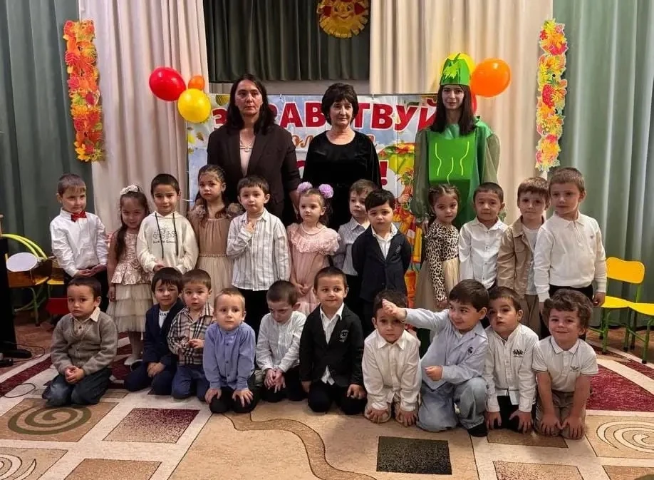 Осенний праздник в средней группе «Огуречик-человечек».