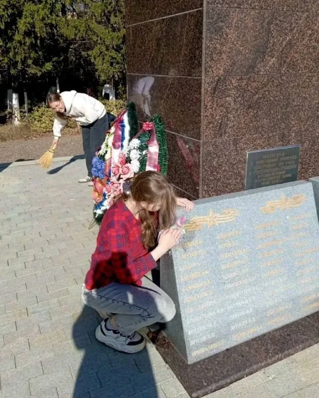 Школьники Рузаевки привели в порядок территорию у памятника Неизвестному солдату