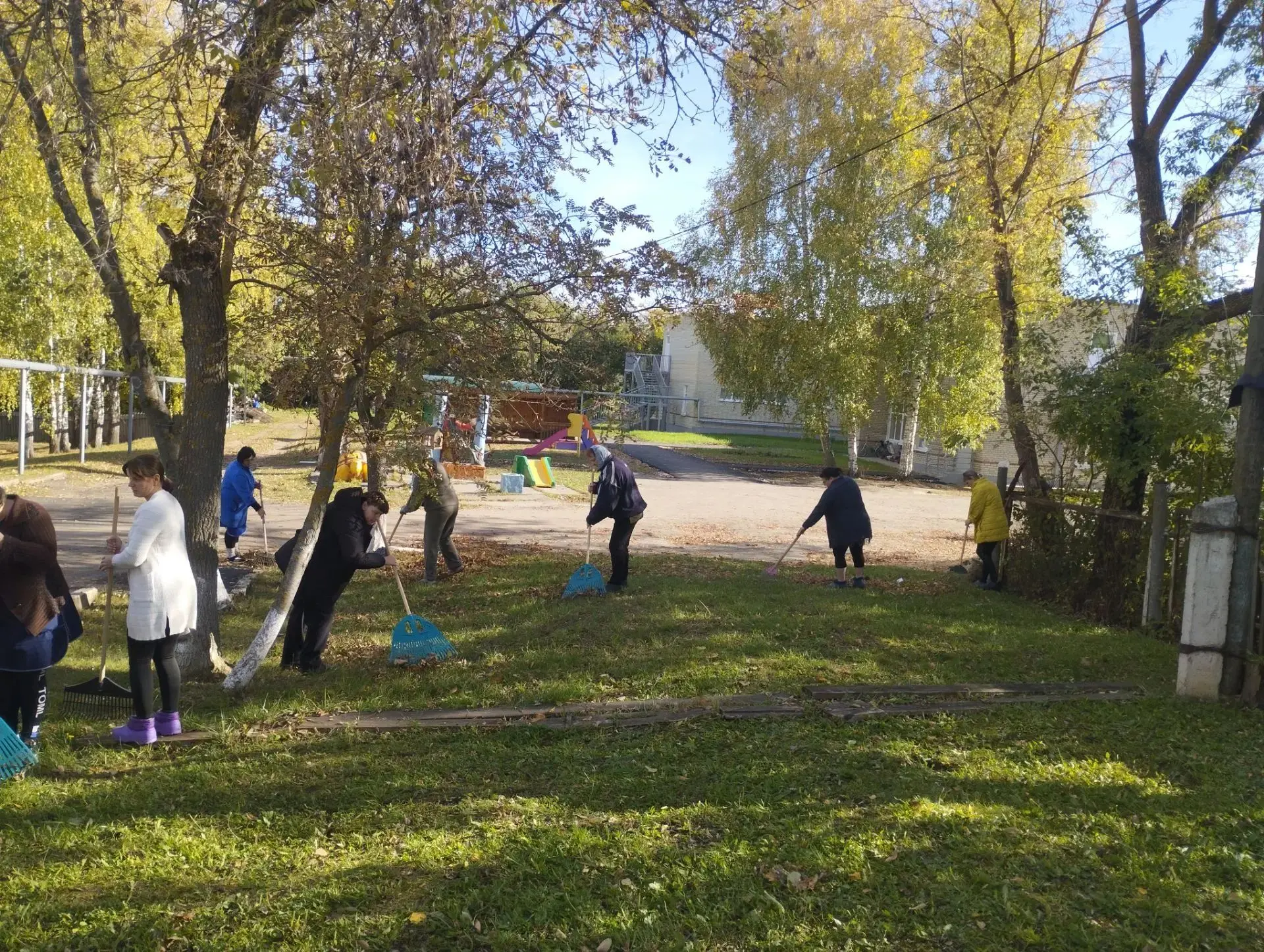 В рамках субботника по благоустройству, коллектив детского сада  провёл уборку на терри...
